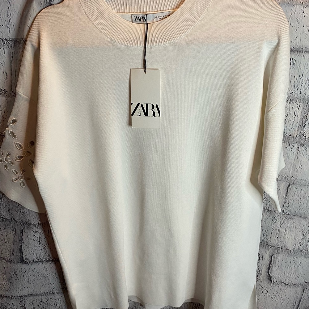 ZARA white Shortsleeved Tunic with Floral Cutouts on Sleeves